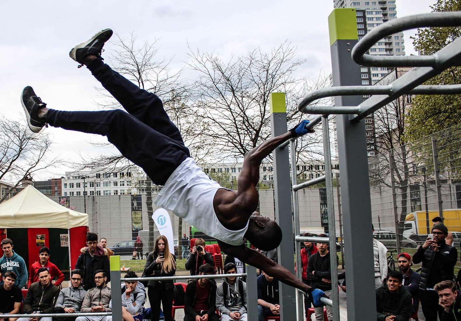 Calisthenics Parken- Een nieuw tijdperk van functionele training Denfit StreetWorkout Brussel Human Flag.jpg