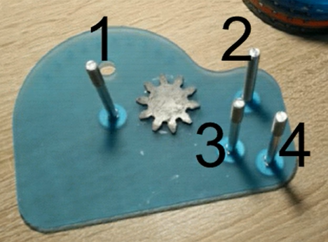 Arithmomètre (machine à calculer mécanique) montage1.png