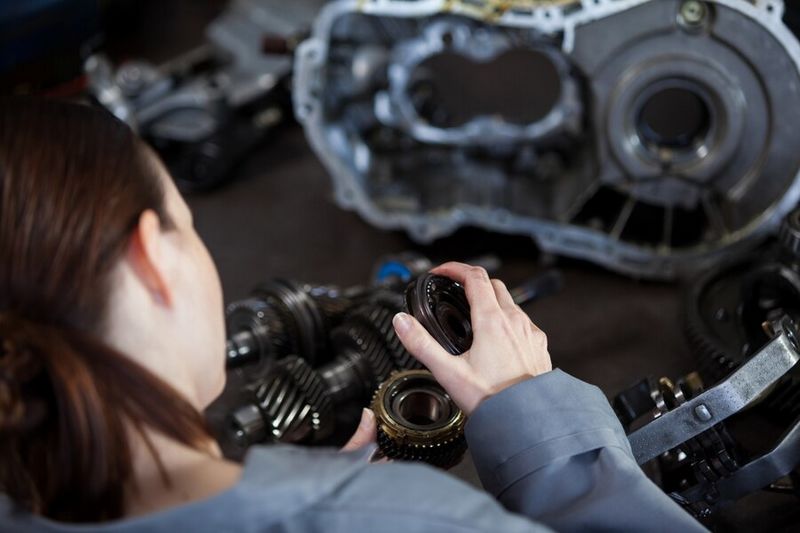 Fichier:Finding Reliable Suzuki Used Transmissions in Abu Dhabi- A Guide to Affordable and Quality Options female-mechanic-fixing-gear 1170-1422.jpg