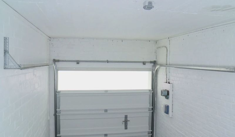 Installer une porte de garage sectionnelle Installerportegaragesectionnelle 48.jpg