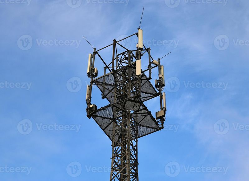 Centrale 11889048-antenne-electrique-et-tour-de-transmission-de-communication-dans-un-paysage-d-europe-du-nord-contre-un-ciel-bleu-photo.jpg