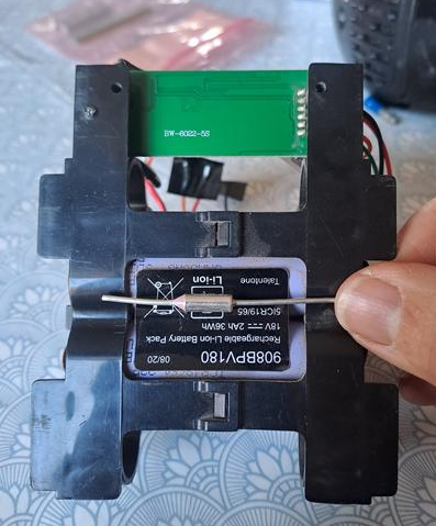 R parer les batteries d un sapirateur sans fil batt-fuse.png