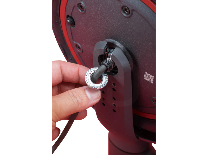 Fichier:Replace kickstand Scooters Direct Xiaomi M365 Pro Scooter Teardown front wheel hub right wheel nut removed 64 11zon.jpg