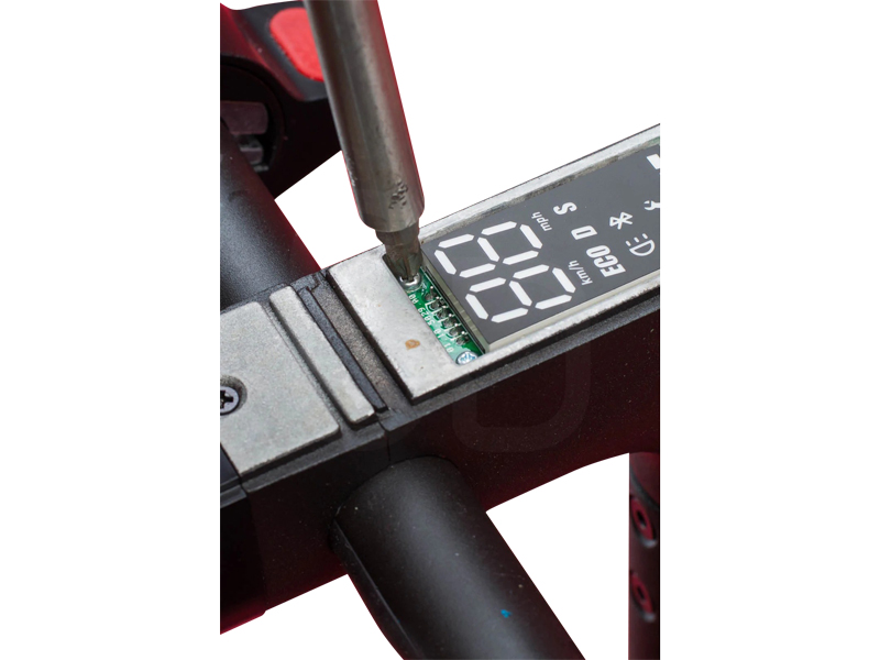 Fichier:Replace kickstand Scooters Direct Xiaomi M365 Pro Scooter Teardown dashboard display unscrew front screws 36 11zon.jpg