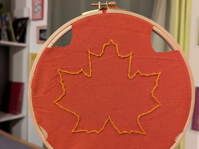 Peluche de feuille d arbre broderie rouge.jpg