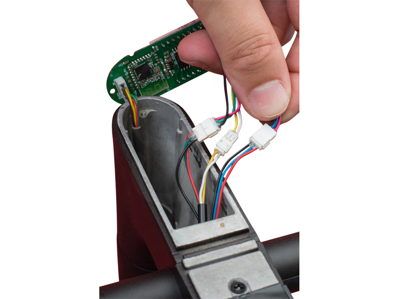 Fichier:Replace kickstand Scooters Direct Xiaomi M365 Pro Scooter Teardown dashboard display release cables and unplug 31 11zon.jpg