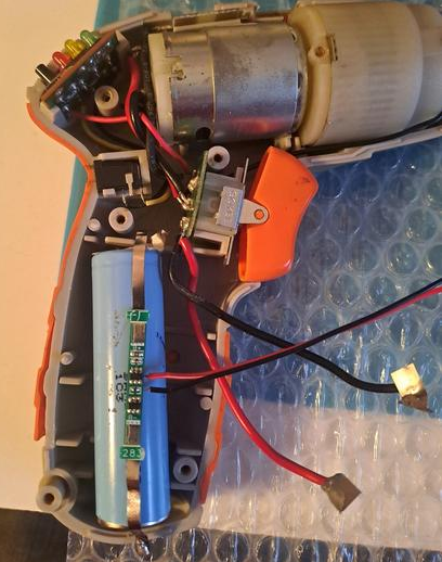 Fichier:Sauver une visseuse batterie ou autre appareil sous 4 2V visseuse-motor-protection-decharge.png