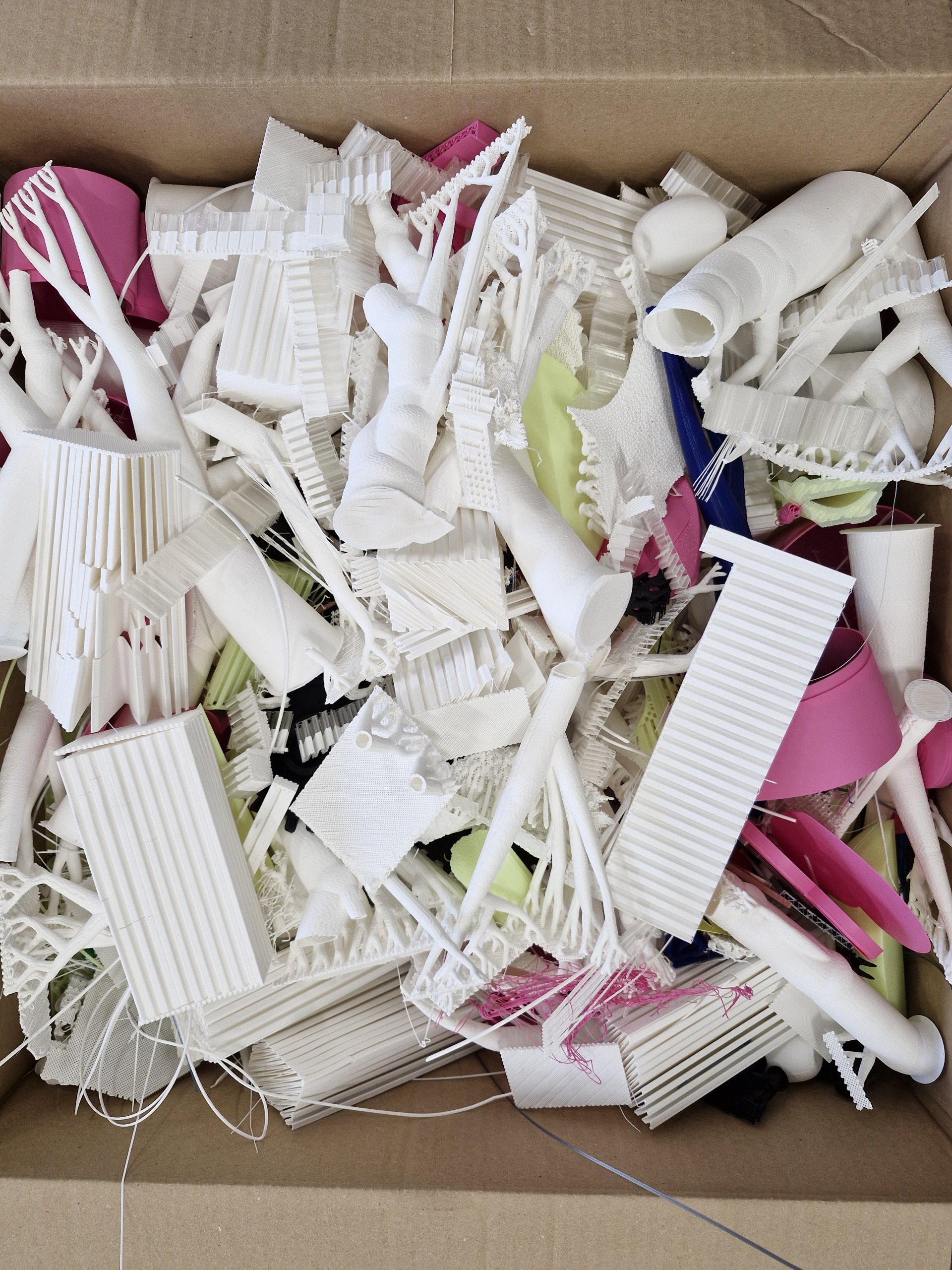 ATTRAPE RENNES - Embossage urbain 2024-photo-que-faire-des-chutes-de-pla-apres-impression-3d-scaled.jpg