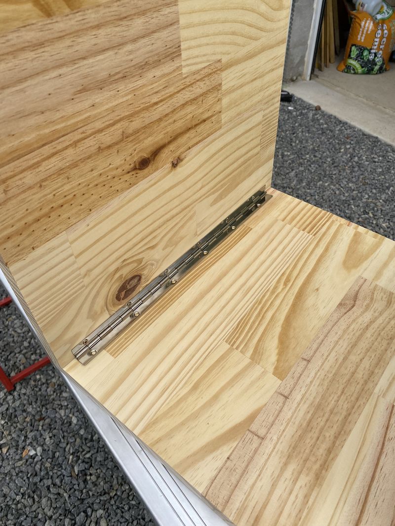 Centrer la charnière piano.jpeg