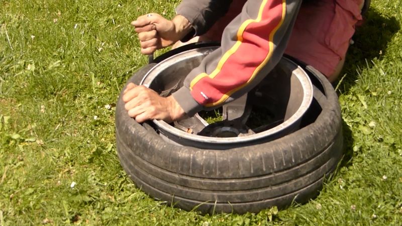 Sandale en pneu Michelin d couper pneu.jpg