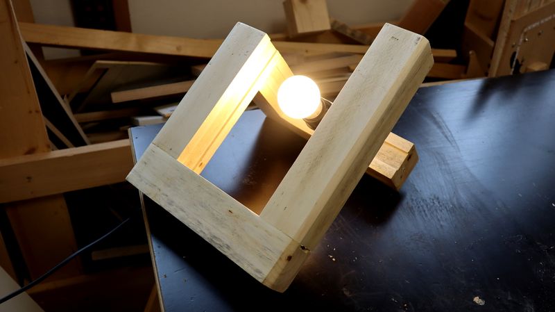 Lampe en bois de r cup ration avec assemblage par tourillons IMG 9553.JPG