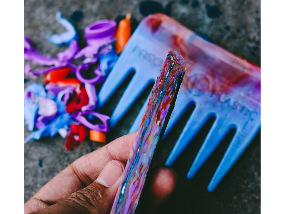 https://wikifab.org/images/thumb/b/b4/Recycled_Plastic_Products_combs.JPG/ia-d13c6c4848c802da553e707199ceae1a-1000px-Recycled_Plastic_Products_combs.JPG.png