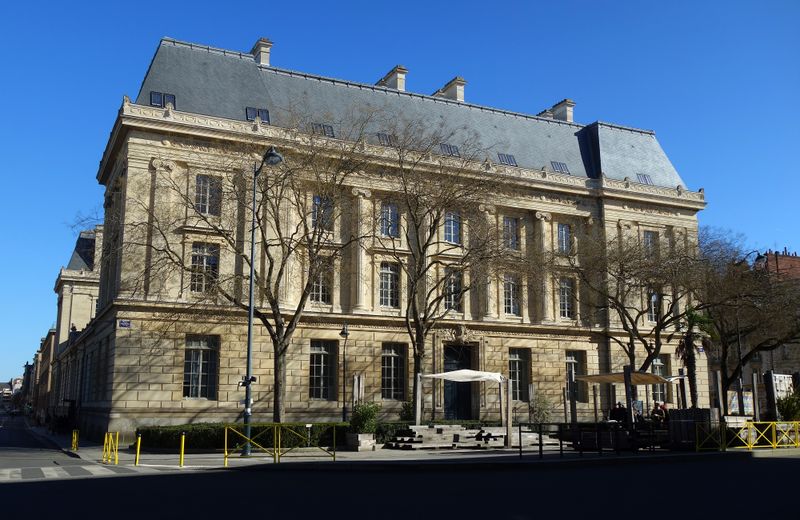 Fichier:ATTRAPE RENNES - Embossage urbain L H tel Pasteur de Rennes - Entr e principale - 26 F vrier 2023.jpg