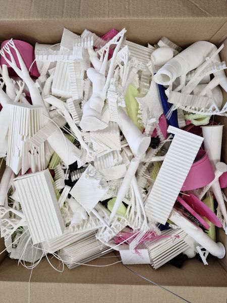 Fichier:ATTRAPE RENNES - Embossage urbain 2024-photo-que-faire-des-chutes-de-pla-apres-impression-3d-scaled.jpg